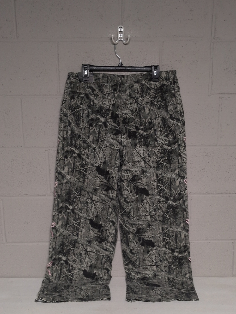 Madden NYC Women’s Ultra 90's Camo Jeans with Bow Embroidery Size 14 NWT - Picture 8 of 10
